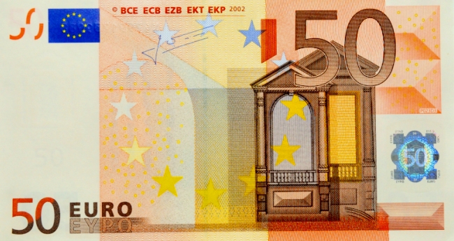 Evro je pomesan u odnosu na ostale glavne valute nakon sto su nemacke industrijske narudzbe pale u julu